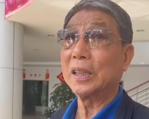 二战时代，英国一架飞机在履行轰炸使命中，被德军击中，几名英国兵士被迫跳伞逃生。他们约好在土耳其浴室碰头，并用此次步履的代号“鸳鸯茶”作为接头记号。                                  他们别离下降在法国巴黎德军占据区的分歧地址。年夜胡子中队长雷金纳德被动物园办理员所救。而别的两名流兵，也别离在油漆匠奥古斯德 （布尔维尔 饰）和乐队批示斯塔尼斯拉斯（路易·德·费内斯 饰）的帮忙下遮蔽好了。即使德军睁开